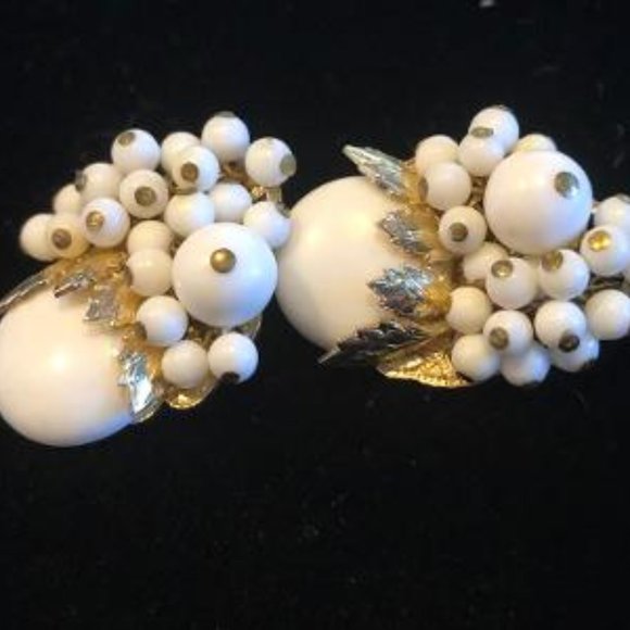 2 PAIR VINTAGE FAUX PEARL AND GOLDTONE CLIPS ON EARRINGS - Picture 6 of 6